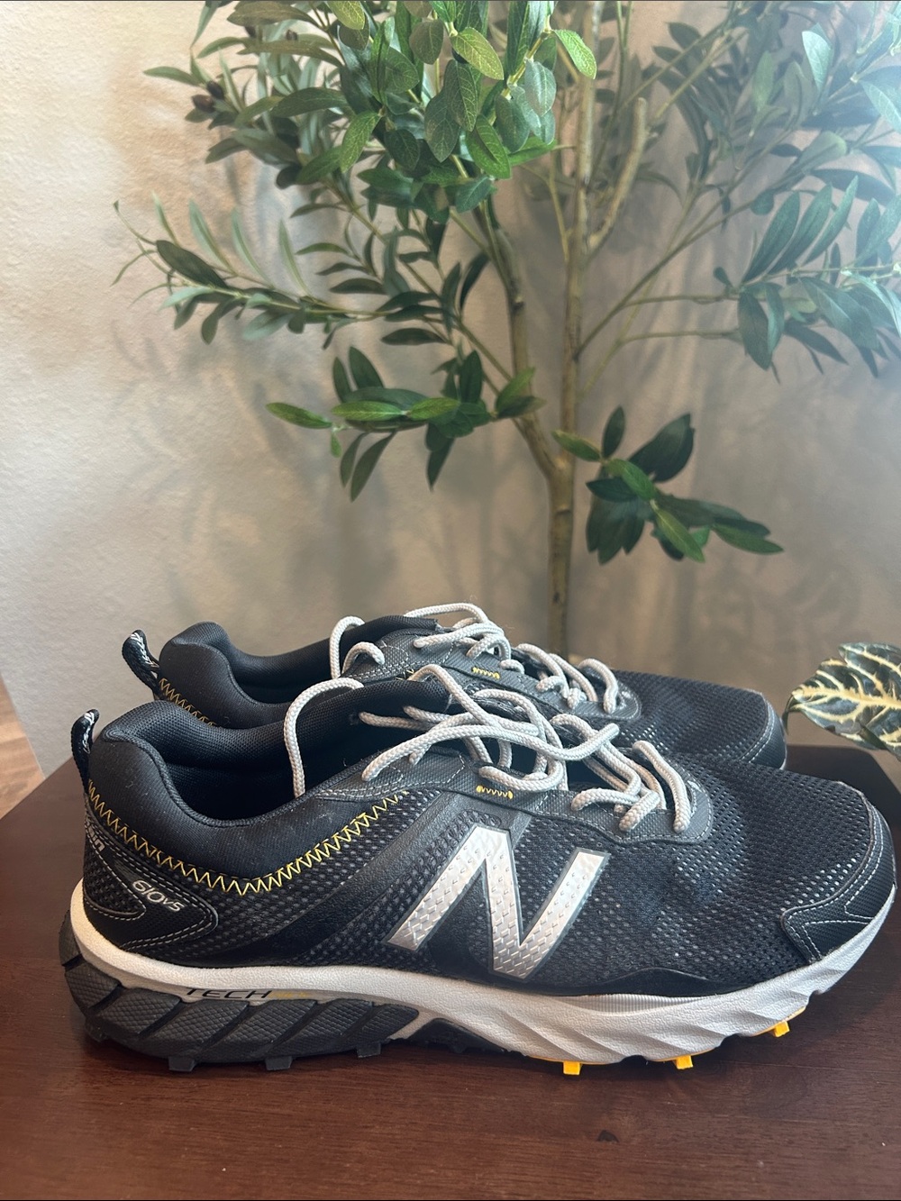 New Balance Men's Black and Gray Trail Running Shoes